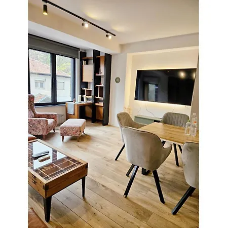 Apex - Center - Tv & Wi-fi شقة *